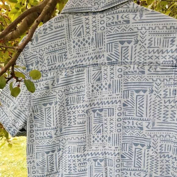 Men's Graphic Button Down Short Sleeve Shirt - Picture 6 of 6